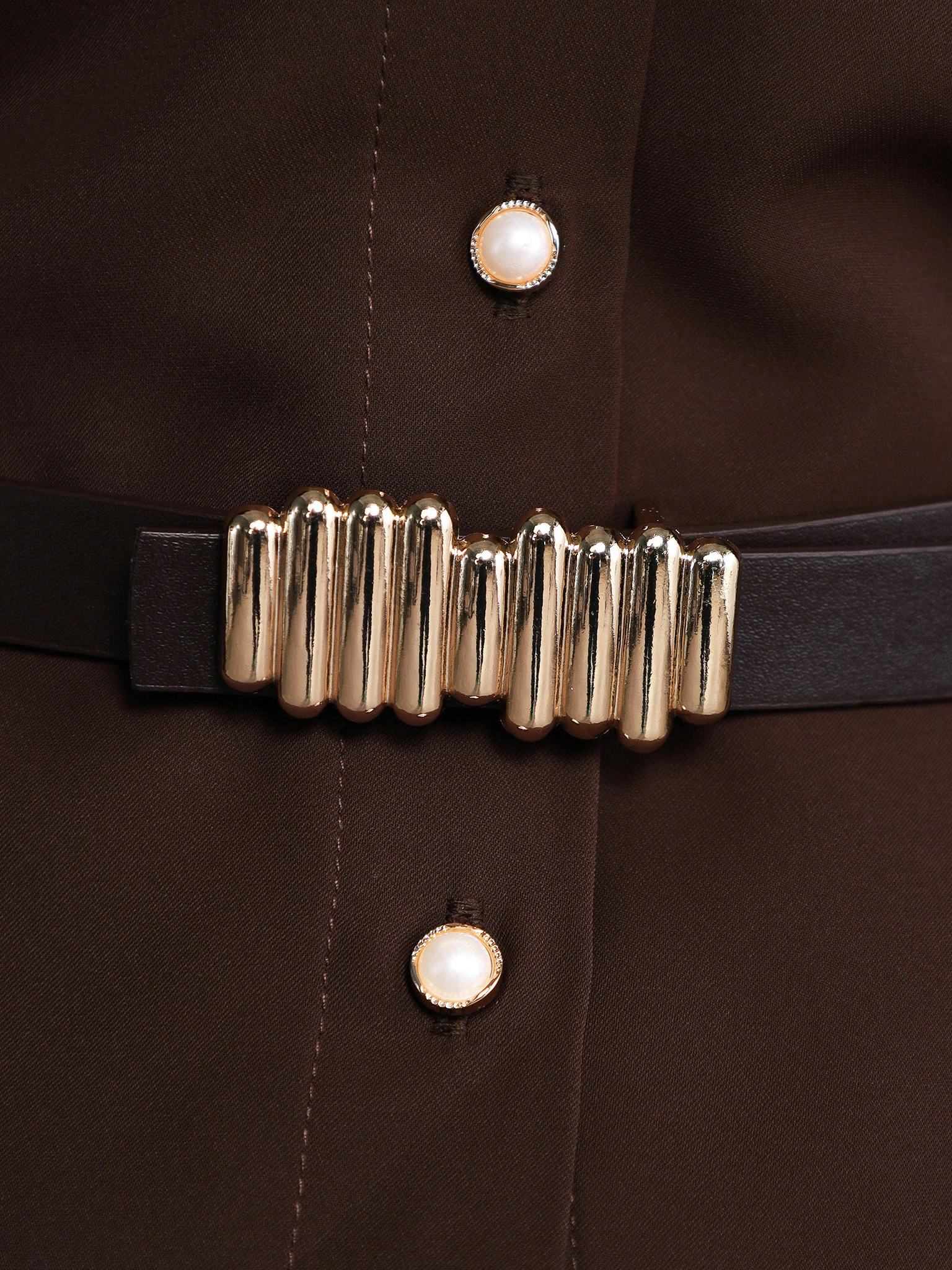 Блуза темно-коричневого цвета с рюшами